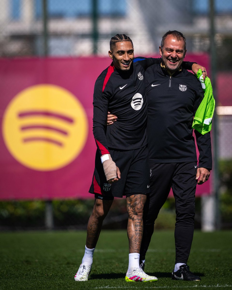 🚨🎙️| Raphinha, sobre Hansi Flick:

🗣 “Foi ele quem confiou em mim pra mostrar meu talento e meu trabalho. Foi ele quem me escolheu como capitão da equipe.”

“Os jogadores votam, mas no fim a decisão é do treinador — e se ele decidir que não devo ser o capitão, então não serei.