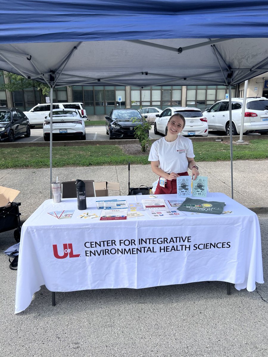 CIEHS_UofL's tweet photo. 🌿 Yesterday, CIEHS handed out eco-friendly SWAG at the Gray Street Farmers Market!
@UofLGSFM
🥕Stop by every Thursday, 10:30AM–1:30PM (S. Preston–S. Jackson) through Sept. 25 for fresh, local food! 
🔗https://t.co/jKTl9kt7aj https://t.co/JtAdd4Zbcl