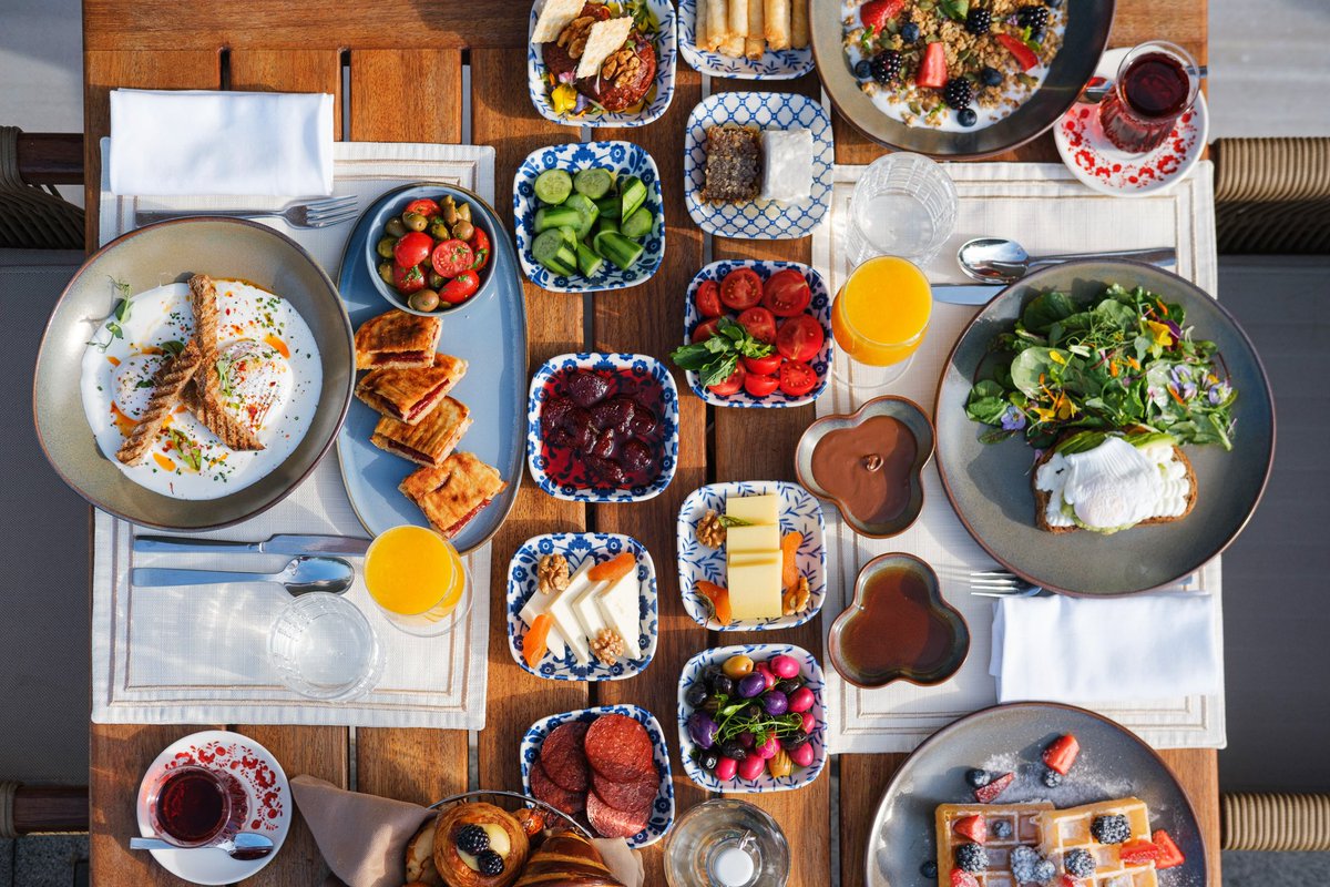 FSBosphorus's tweet image. Sun’s out, tea’s hot, and the epic Turkish breakfast is served.🌞
From creamy “çılbır” to honeyed “kaymak” and oven-fresh bread, every favorite on one table.❤️
#TurkishBreakfast #FourSeasons #WakeUpWithFS #FSBosphorus #Istanbul #SummerCity #çılbır #TurkishTea