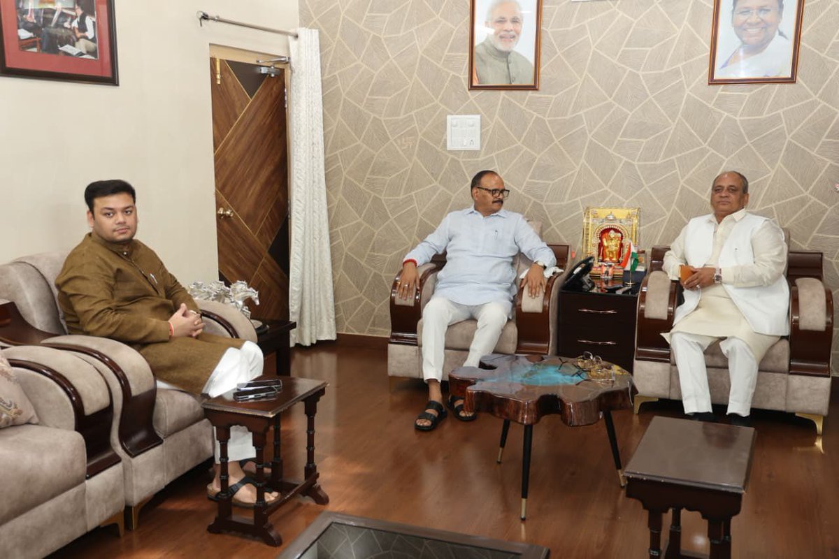 Rajveer Singh - Raju Bhaiya (मोदी का परिवार) (@rajveersinghup) on Twitter photo आज लखनऊ में उत्तर प्रदेश के उप-मुख्यमंत्री माननीय श्री @BrajeshPathakUP जी के आवास पर उनसे भेंट कर कुशलक्षेम जाना एवं प्रदेश के राजनीतिक विषयों, विकास तथा जनकल्याण से जुड़े विभिन्न महत्वपूर्ण विषयों पर विस्तृत चर्चा की।
इस अवसर पर मंत्री श्री <a href="/thisissanjubjp/">Sandeep Singh</a> जी भी उपस्थित रहे। आज लखनऊ में उत्तर प्रदेश के उप-मुख्यमंत्री माननीय श्री @BrajeshPathakUP जी के आवास पर उनसे भेंट कर कुशलक्षेम जाना एवं प्रदेश के राजनीतिक विषयों, विकास तथा जनकल्याण से जुड़े विभिन्न महत्वपूर्ण विषयों पर विस्तृत चर्चा की।
इस अवसर पर मंत्री श्री <a href="/thisissanjubjp/">Sandeep Singh</a> जी भी उपस्थित रहे।