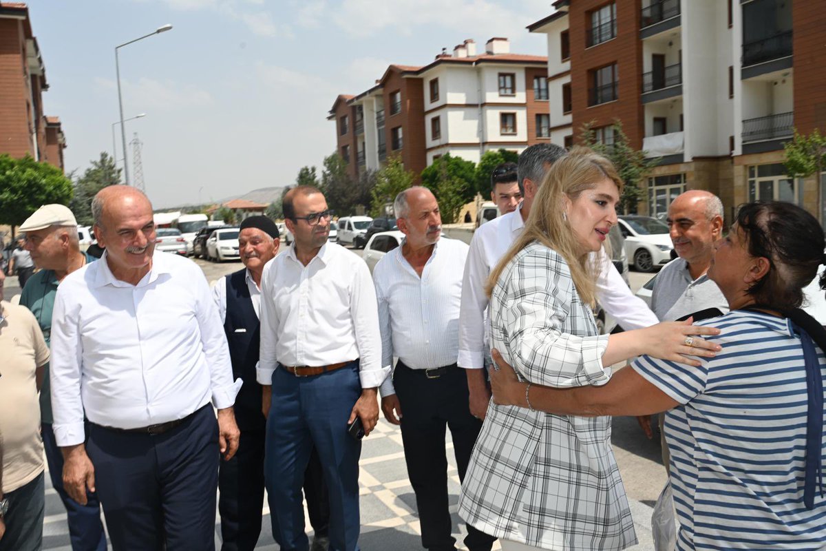 SiracOlmeztoprk's tweet photo. 📍KALE İLÇESİ | DSİ TOPLANTISI

💧Tarım, Malatya’mızın her yerinde olduğu gibi Kale ilçemizin hem geçim kaynağı hem de geleceğe uzanan stratejik değeridir. 🌾Bu değerin sürdürülebilirliği ise en temelde suya, yani doğru sulama politikalarına bağlıdır. 💧Bu bilinçle, hemşehrilerimizin yaşadığı her sorunu yerinde dinlemeye ve ilgili tüm kurumlarımızla koordineli bir şekilde çözüm yolları geliştirmeye gayret ediyoruz. 🤝

💧Kale ilçemizde, mahalle muhtarlarımızın sulama konusundaki sorunlarını detaylı şekilde ele aldığımız kapsamlı bir toplantı gerçekleştirdik. 💦 Tarımın bel kemiği olan suyun verimli kullanımına ilişkin tüm başlıkları, muhtarlarımızla birlikte birebir değerlendirdik. 🌱👨‍🌾

💧Kayısı üretiminde karşılaşılan sulama aksaklıkları ve CTP borularında yaşanan patlakları detaylı biçimde ele aldık. 🛠️📈

💧 Kale’mizde öne çıkan çilek üretimini 🍓 daha da güçlendirmek adına, sulamanın sürdürülebilirliği ve düzenliliği üzerine muhtarlarımızla ve teknik heyetimizle kapsamlı değerlendirmelerde bulunduk. Üretimde kaliteyi artırmak, verimi korumak ve olası riskleri en aza indirmek için sahadaki ihtiyaçları yerinde tespit ederek çözüm yollarını birlikte geliştirdik. 🤝

💧Sulama Birliği’nin tarım takvimine uygun ve tüm mahallelerimizi kapsayıcı bir sulama programı hazırlaması gerektiği ortak görüş olarak öne çıktı. 📊 🚜✅🧑‍🌾

💧Toplantıya; Kale Belediye Başkanımız İhsan Özbay 👨‍⚖️, AK Parti İlçe Başkanımız Abdullahahap Temur, MHP İlçe Başkanımız Mustafa Avcı , Derme Sulama Birliği Müdürü Mehmet Özbey , DSİ Elazığ Bölge Müdür Yardımcısı Ercan Gerçek , İşletme ve Bakım Şube Müdürü Kamil Altınbulat 🛠️, Sulama Şube Müdürü Fatih Ülger, DSİ Malatya Şubesi’nden Proje İnşaat Başmühendisi Miraç Yuşan ve İşletme ve Bakım Başmühendisi Mehmet Uçar 👷‍♂️ katılım sağladı.

🇹🇷Malatya’mızın tarımsal üretim kapasitesini artırmak, çiftçimizin alın terini toprağa bereketle dönüştürmek adına her platformda mücadele etmeye devam edeceğiz. 🌾Suyun stratejik önemini bilerek, planlı sulama altyapısıyla daha dirençli ve güçlü bir Malatya inşa etmeye gayret edeceğiz.🧿