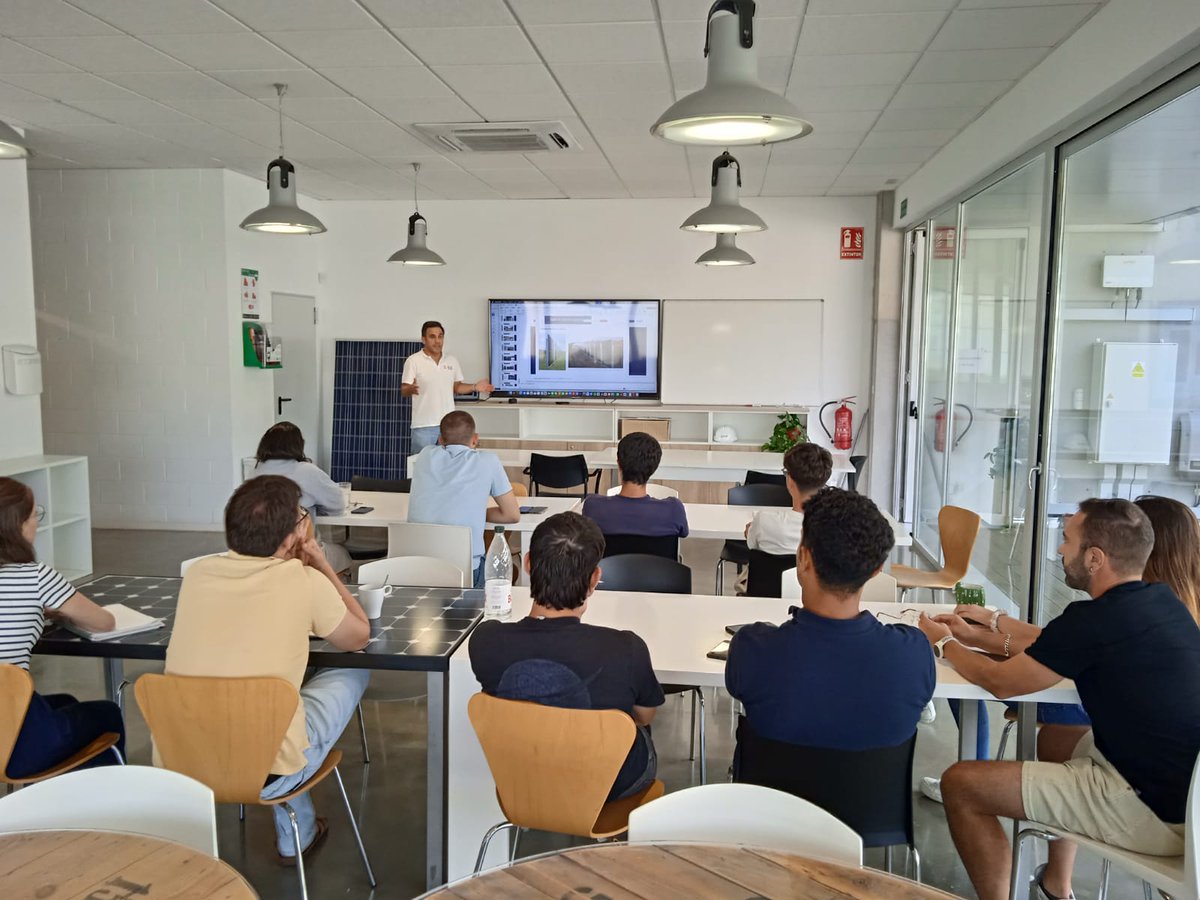 [cat] Avui divendres… toca classe amb el nostre Soci-Director!
<a href="/manelromo/">Manel Romero</a> està donant una formació al nostre equip sobre optimització i manteniment de les instal·lacions i seguretat a les teulades. 🏠☀