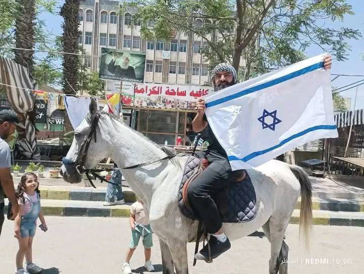 مظاهرة لشعب بلا كرامة في ساحة الكرامة 
#السويداء_الان 
#سويداء_الخيانة_والعمالة