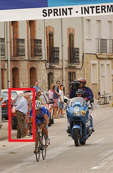 Bea Sanz (@bea_sda) on Twitter photo Este señor de la foto (desconozco el autor) es mi abuelo Julio la última vez que una vuelta ciclista pasó por la puerta de su casa en #Buniel.
Este año, la segunda etapa de la <a href="/VueltaBurgos/">Vuelta a Burgos</a> terminará a la puerta de su casa aunque él ya no esté para verlo. 😢☺️ Este señor de la foto (desconozco el autor) es mi abuelo Julio la última vez que una vuelta ciclista pasó por la puerta de su casa en #Buniel.
Este año, la segunda etapa de la <a href="/VueltaBurgos/">Vuelta a Burgos</a> terminará a la puerta de su casa aunque él ya no esté para verlo. 😢☺️