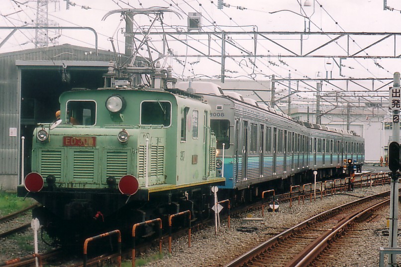 20年前の2005年8月1日に東急8000系8007Fが長津田工場へ廃回されました
東横線での伊豆のなつ号の運行を終え留置されていた鷺沼から梶が谷～長津田検車区を経由して長津田工場へ
長津田工場到着後はすぐ入れ換えが始まり4号車と5号車の間で分割されました