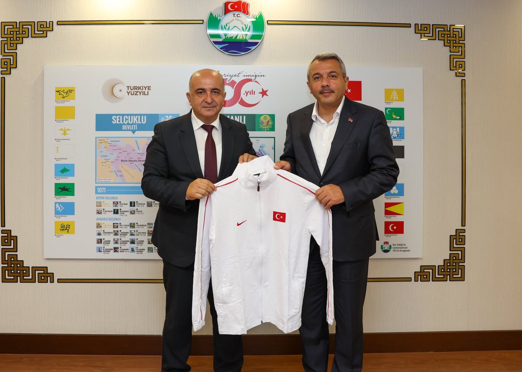 Türkiye Karate Federasyonu Başkanımız Ercüment Taşdemir, Asbaşkanımız Hayrettin Hamurcu ve Rize İl Temsilcimiz Aysun Beşiktepe, Rize Gençlik ve Spor İl Müdürü Ramazan Öztürk eşliğinde Rize Valisi Sayın İhsan Selim Baydaş’ı makamında ziyaret etti.

Rize’de düzenlenen Karadeniz ve