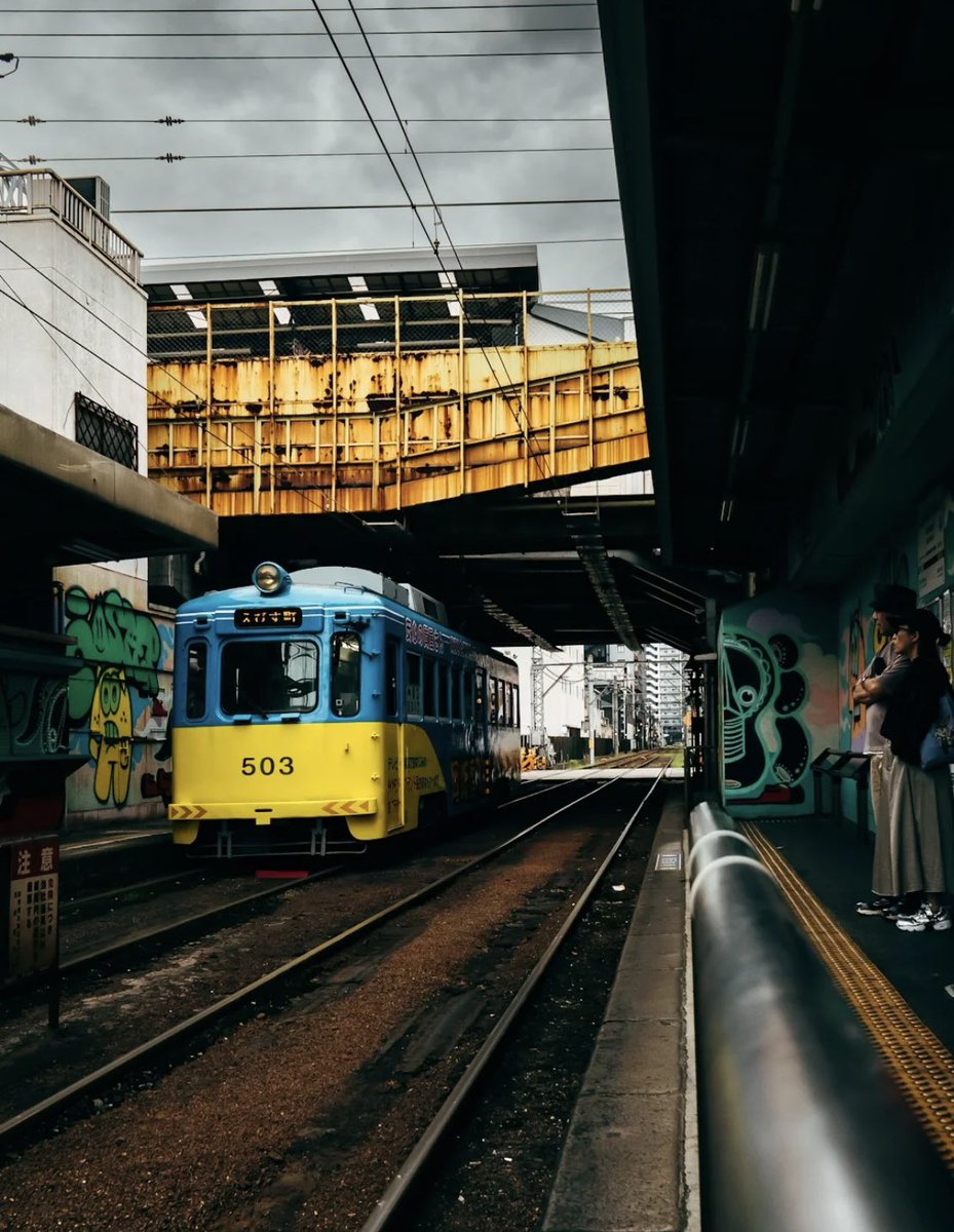 voshans's tweet photo. Boemelen in het #Hankai-trammetje tussen mijn Japanse stad #Osaka en voorstad #Sakai; het is op prettige wijze verslavend. Van beginpunt naar eindpunt, 31 stationnetjes, en weer terug. En bij voldoende tijd nogmaals. Eventueel halfweg te onderbreken in de mooie wijk #Sumiyoshi… https://t.co/BslD1eF32A