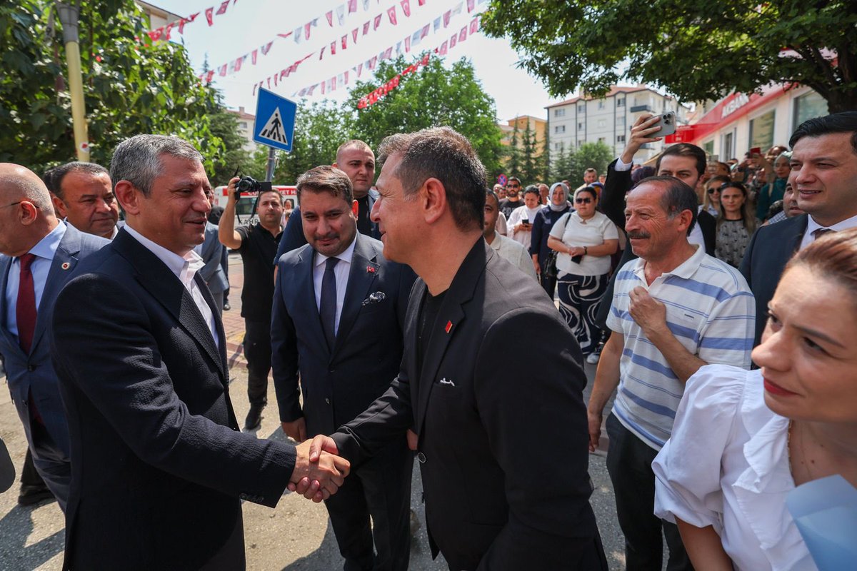 Genel Başkanımız Özgür Özel, Ankara Kahramankazan İlçe Başkanlığımızda parti örgütümüzle ile bir araya geldi. Daha sonra cadde üzerindeki esnafı ziyaret ederek, sorunlarını dinledi.