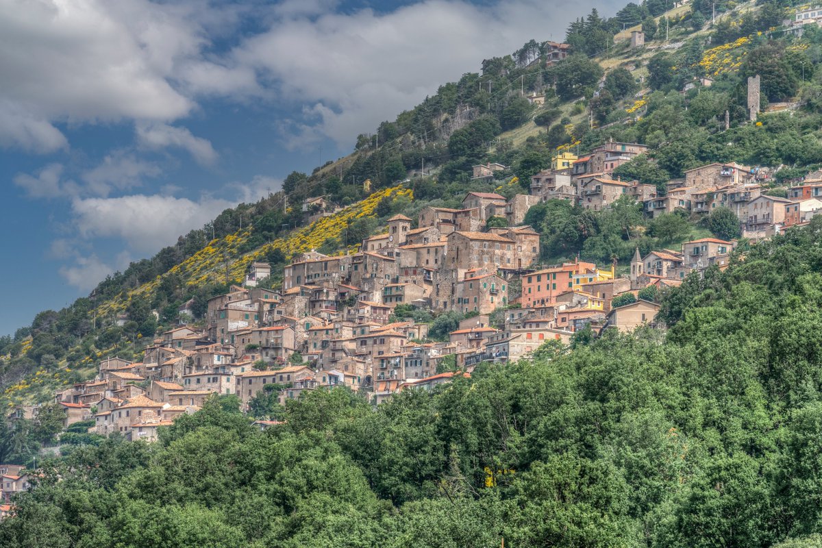 visit_lazio's tweet photo. Il centro storico di #Serrone è da scoprire, con case in pietra con viuzze, rampe e scalinate che si spalancano sulla valle del fiume Sacco.
Da non perdere 21 al 24 agosto la Sagra del Cesanese dedicata al vino DOCG tipico della zona.
👉 https://t.co/qTZMVT3bjK
#VisitLazio https://t.co/YrBEalZ6AP