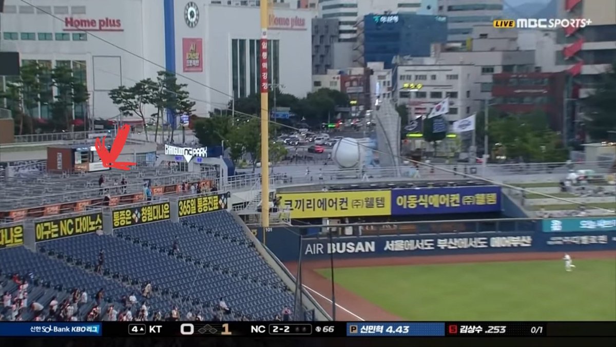 야구 중계에 잡혀 버린 나. (팩트 : 말 해도 못알아 봄.)