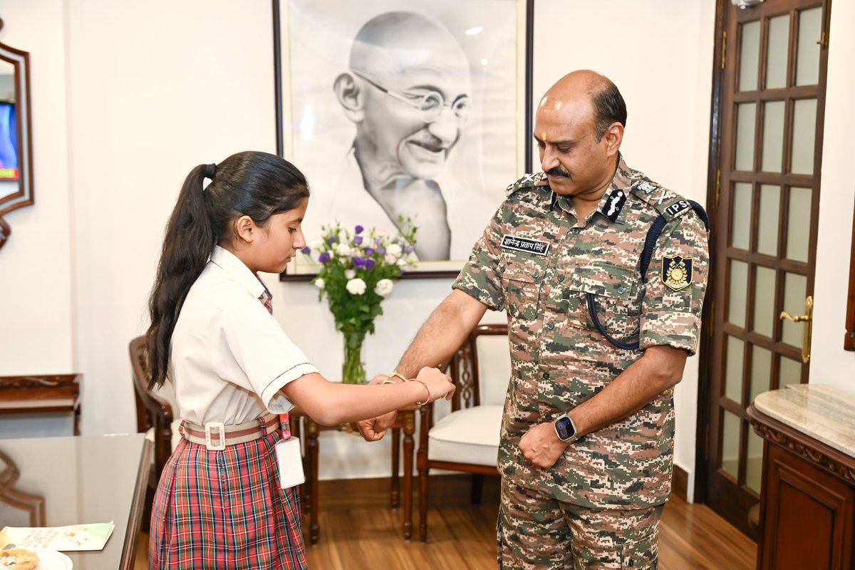 crpfindia's tweet image. Gesture of support, respect and gratitude!

As part of the initiative of Jagran group, students from DAV Public School Sector 49 Gurugram and Jagran Public School Noida tied rakhi on the wrist of Shri @gpsinghips, DG #CRPF, symbolizing their support, affection and respect. They…