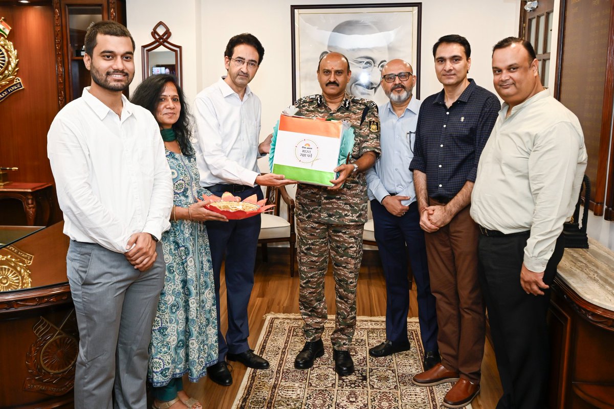 crpfindia's tweet image. Gesture of support, respect and gratitude!

As part of the initiative of Jagran group, students from DAV Public School Sector 49 Gurugram and Jagran Public School Noida tied rakhi on the wrist of Shri @gpsinghips, DG #CRPF, symbolizing their support, affection and respect. They…