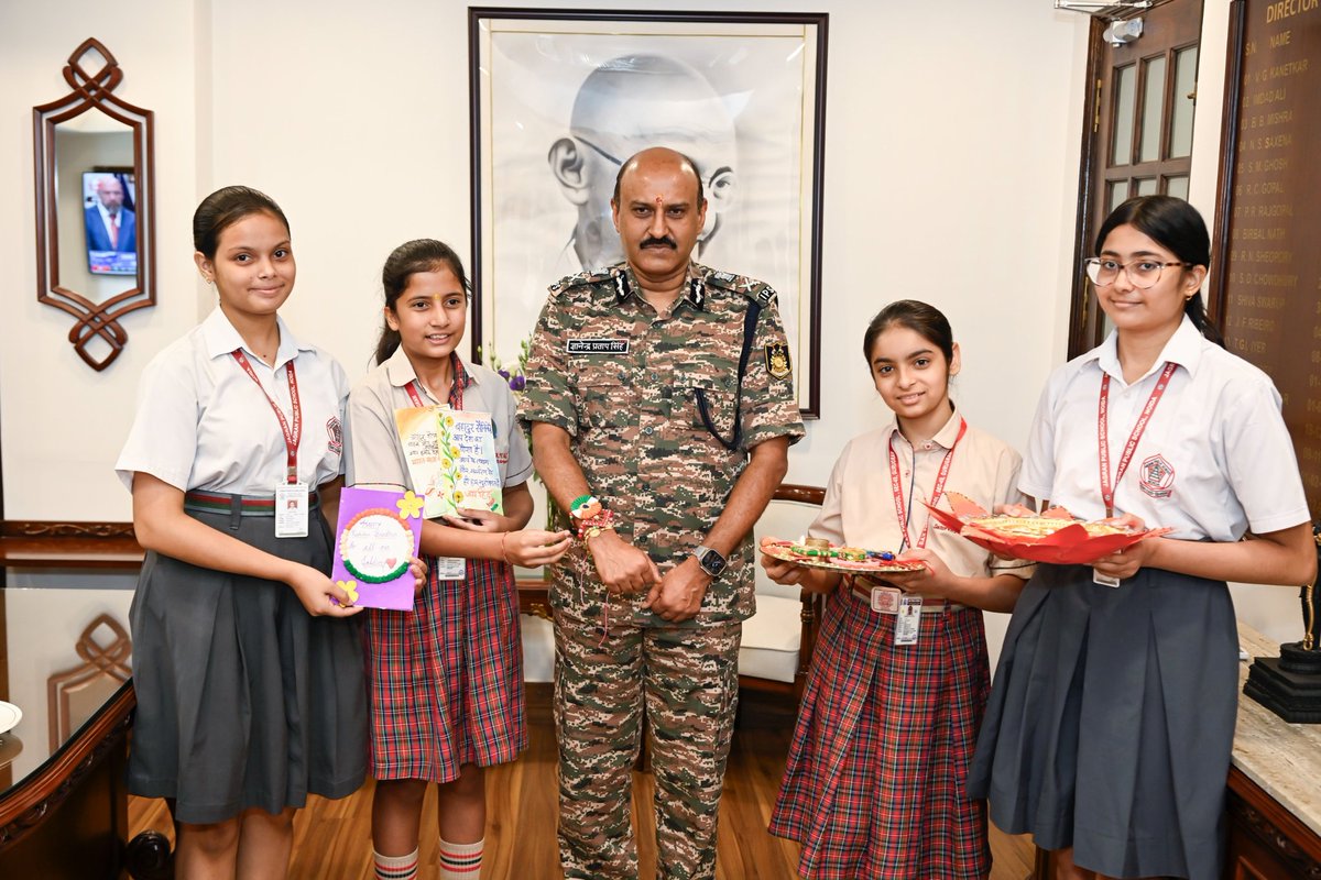 crpfindia's tweet image. Gesture of support, respect and gratitude!

As part of the initiative of Jagran group, students from DAV Public School Sector 49 Gurugram and Jagran Public School Noida tied rakhi on the wrist of Shri @gpsinghips, DG #CRPF, symbolizing their support, affection and respect. They…
