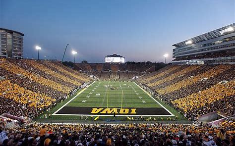 COLLEGE FOOTBALL PREVIEW IOWA

sportshaveballs.com/iowa/ #sportcoin