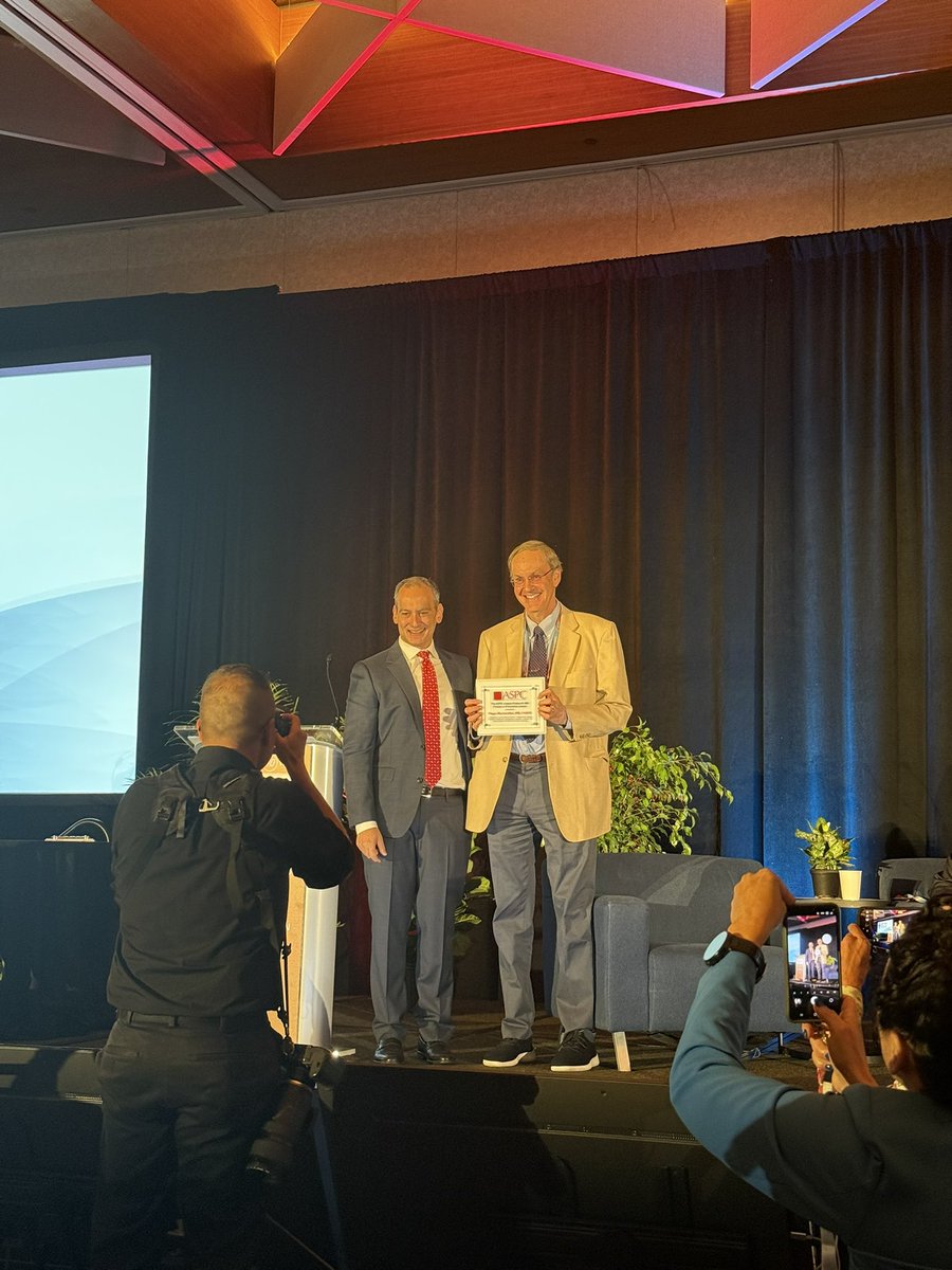 YJelwan's tweet photo. A moment of admiration at #ASPC25: Dr. Roger Blumenthal @rblument1 receives the Joseph Stokes III, MD, Pioneer in Prevention Award 🥇 

In the words of @DrMichaelShapir :
“He’s made preventive cardiology less like a discipline, more like a team.”

He leads with excellence, humility, humor and heart 🫀

@CiccaroneCenter @ASPCardio @hopkinsheart #FacesofCVPrevention