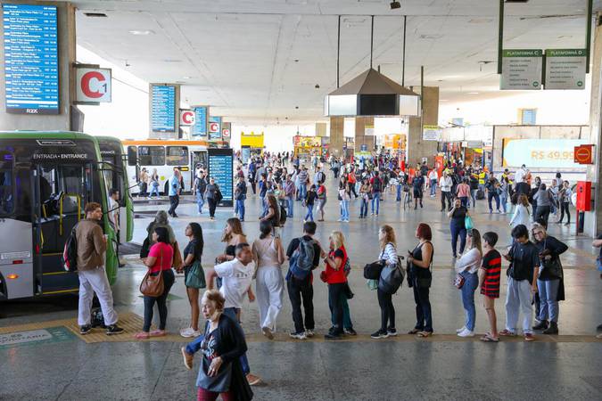 Senadores podem votar gratuidade do transporte público em dia de eleição www12.senado.leg.br/radio/1/notici…