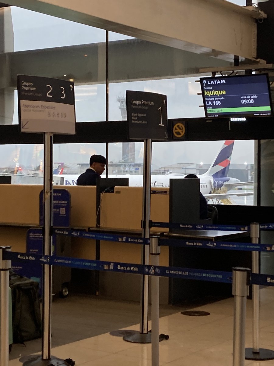 mirkovlahovic's tweet photo. Me parece impresentable que @LATAM_CHI  argumente “problemas operacionales” por el retraso de más de 1/2 hora del vuelo #LA166  cuando el motivo real sea el atraso en la llegada del piloto al aeropuerto #servicioalcliente #ciudadessostenibles https://t.co/bTNlflxmIG