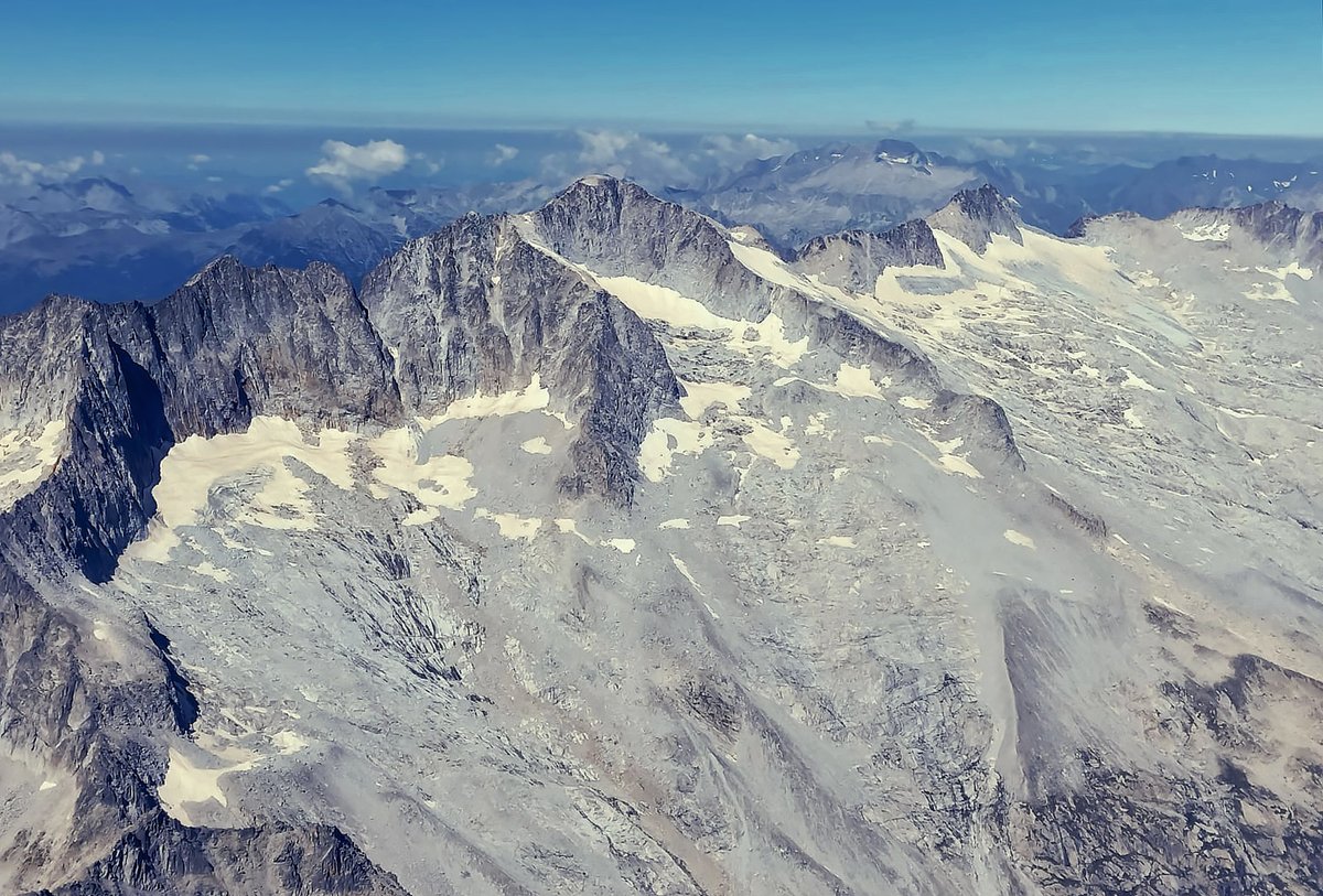 Soon, the Pyrenees lighthouse will cease to shine and will no longer light up the night! 🔥🧊

The Aneto glacier (right) is the largest in the range (0.34 km²) and is less than 11 m thick.
It will be gone in less than 9 yrs! 📈
resolve.cambridge.org/core/journals/…

📷 Gerardo Bielsa 31/7/2025