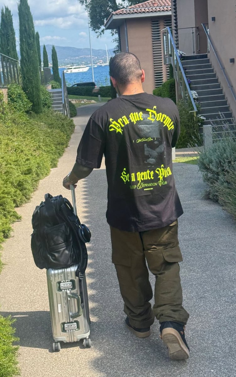 Não to acreditando ainda que fizeram uma camiseta com a frase da adm aqui e o Lukas tá usando 😂♥️