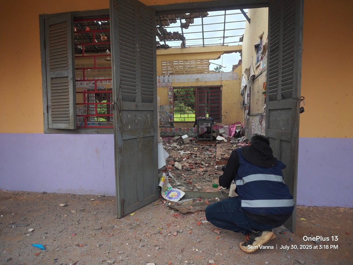 Jiangkyli's tweet photo. Each explosion leaves more than physical damage it breaks families, shatters homes, classrooms and scars the soul of a nation.

RELEASE CAPTURED CAMBODIAN SOLDIERS 
#JusticeForCambodia
#FreeCambodianSoldiers https://t.co/NCTbJvGgDw