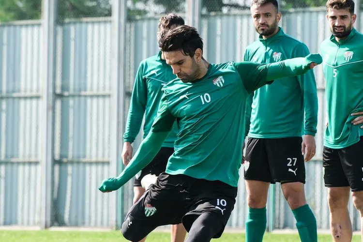 Enes Çelik'ten 'forvet' açıklaması: 

"Şu anda 3 forveti var bu takımın. Kimilerine göre bazıları yetersiz fakat ben tam aksini düşünüyorum.  

Kaptanımız Muhammet Demir bu ligin seviyesiyle alakası olmayan bir oyuncu. Oyuncularla iletişimi çok iyi, abilik yapıyor. Bambaşka bir