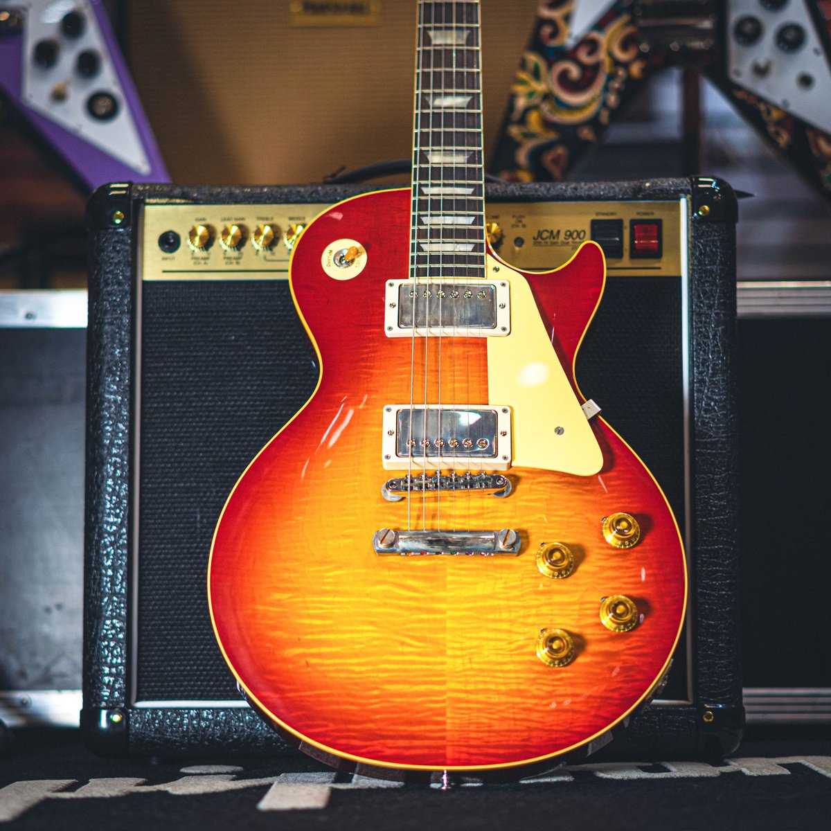 Fine taste in one shot: 🔥
Gibson Les Paul + Marshall JCM 900
Happy #GibSunday!

<a href="/gibsonguitar/">Gibson</a> <a href="/GibsonGuitarUK/">Gibson Guitar UK</a>