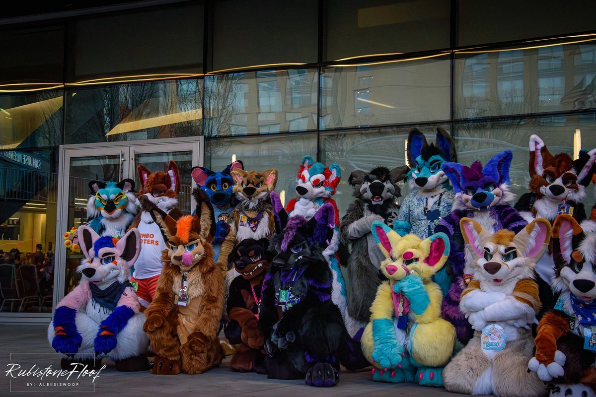 It’s a #fursuitfriday! Happy Friday friends!