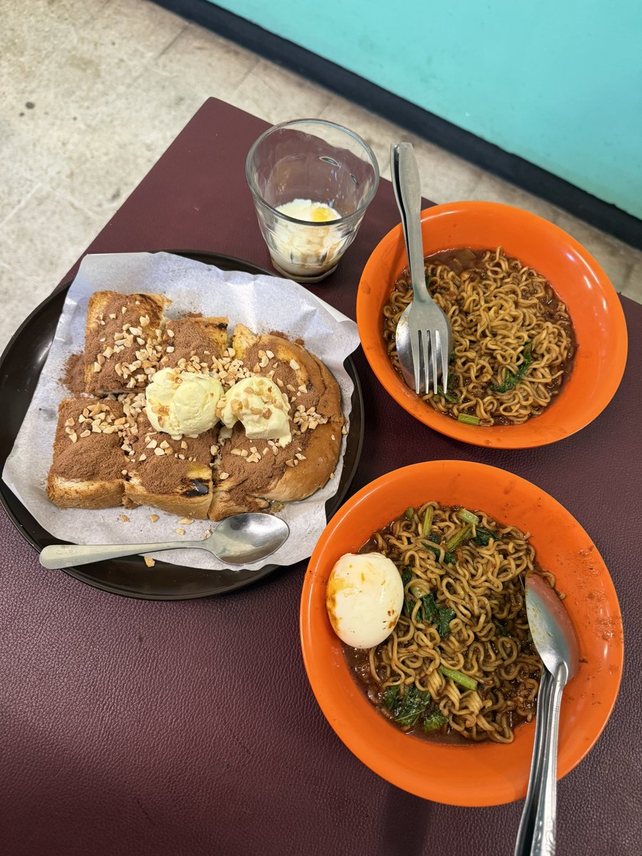 VennyIf's tweet photo. Hidden gem Terminal Landungsari!
Tadi aku nyobain Indomie Bangladesh. jujur agak terlalu manis buatku, tp cabenya lumayan menyeimbangkan rasa. Terus nyobain Ice Cream Milo. Rotinya agak keras &amp; kurang matang sedikit tp Ice Creamnya cukup menolong keseluruhan rasa.
📍Warung Aroma https://t.co/1LfrtS4pHQ