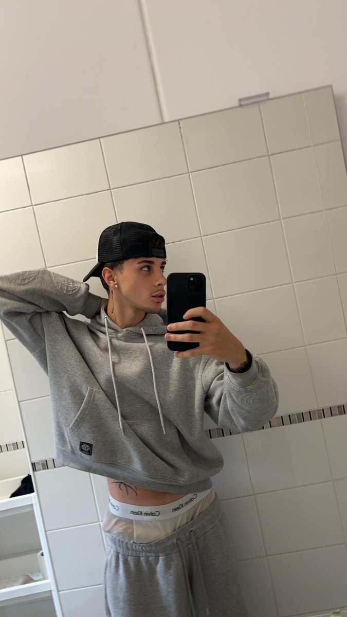 isaquesoouza's tweet image. Should I let it out?