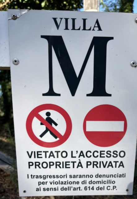 Это мы у виллы Матвиенко в Италии. Мы на самом деле ехали снимать владения Гергиева, но это оказалось по пути. У нас не было никаких доказательств, что вилла принадлежит Матвиенко — просто из любопытства решили посмотреть. Но подошли поближе и случайно увидели имя Sergej