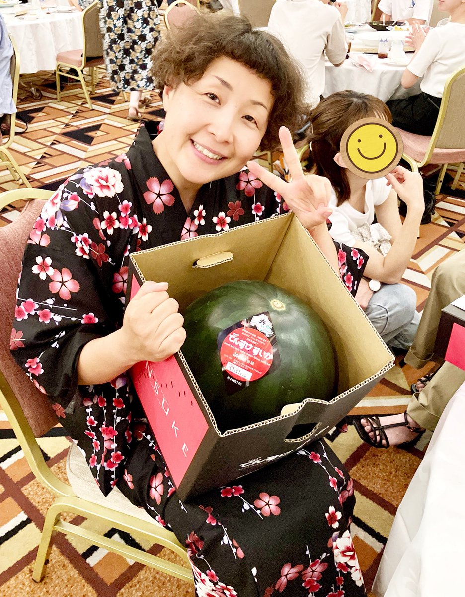 職場の🍺ビールパーティ🍺にて。
16位🍉でんすけすいか🍉が当たりました〜。
スイカ大好き❣️めっちゃ幸せ！！
これでまた思う存分、スイカを楽しめますね〜。ありがとうございます。
今日は、同僚と浴衣で参加。
帯はお揃いのパタパタ結びで。
簡単に結べてかわいく豪華に見えるので大好き。
