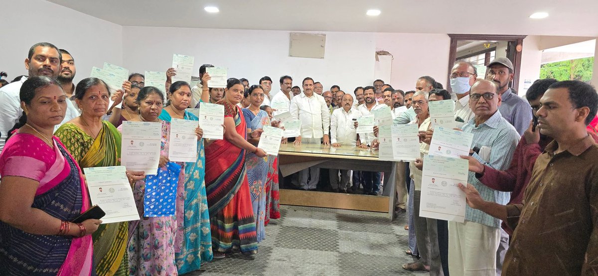GandhiArekapudi's tweet photo. CMRF Cheques Worth ₹30,67,000/- Distributed to 51 Beneficiaries

An amount of ₹30,67,000/- under the Chief Minister's Relief Fund (CMRF) was sanctioned to 51 individuals from the Serilingampally constituency who had applied for medical assistance. The cheques were  handed to the beneficiaries along with Corporator Sri Narne Srinivas Rao garu & senior leader Sri Raghunath Reddy garu extending timely support to families in need.

#ArekapudiGandhi #PACChairman
#AskAG #Serilingampally