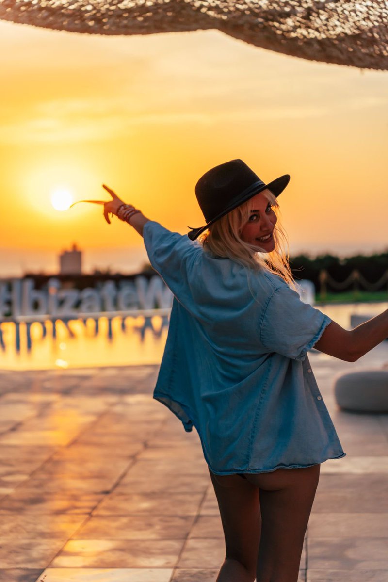 Walking into the weekend Golden Hour ☀️🌅🥰🥰🩷🩷 #sunkissed #ibizasummers