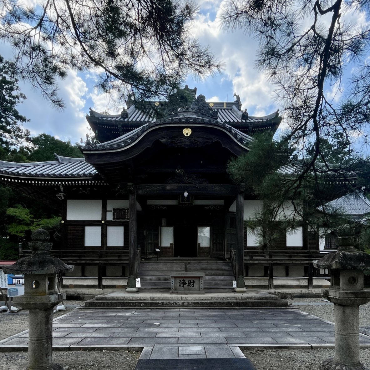 ◆誕生寺　-岡山県久米郡-
2025年7月 参拝

浄土宗の開祖とされる法然上人生誕の地に建立された寺院でご本尊は圓光大師・聖観世音菩薩🙏🏻
1193年建立で山門・筋堀・御影堂・阿弥陀堂・宝物館、別院の浄土院など広い境内に見どころ満載です✨
今回も御朱印は重ね印で拝受🙇🏻‍♂️

#誕生寺 #岡山の御朱印