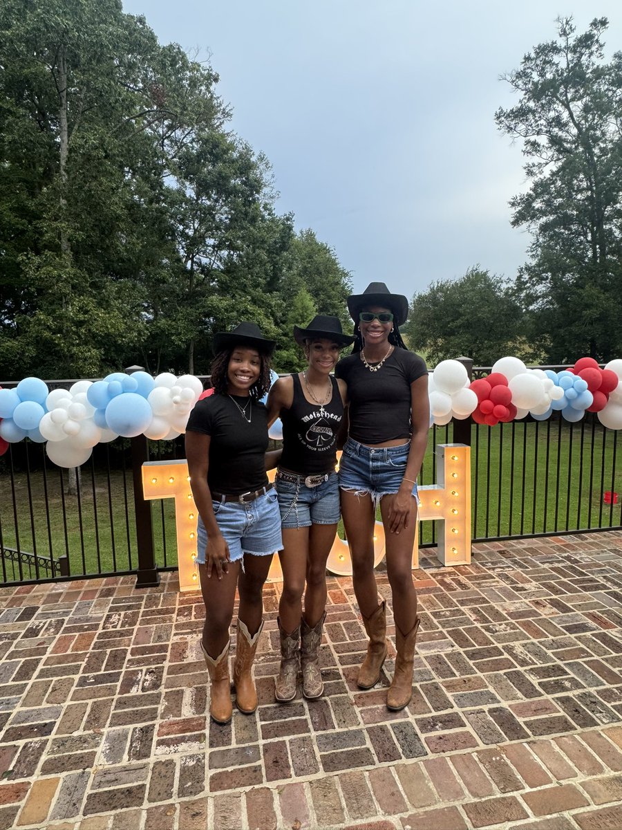 LATechWBB's tweet image. The Battle for the Golden Mic was epic!

Special thanks to the Horvath family for hosting!

#BarkLouder #LoveandServe 🩵❤️