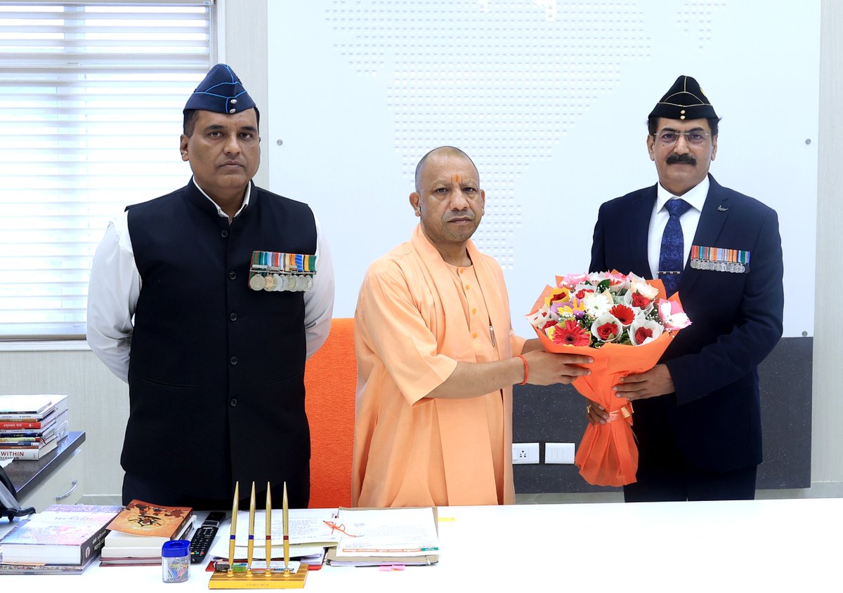 मुख्यमंत्री श्री <a href="/myogiadityanath/">Yogi Adityanath</a> जी महाराज से आज लखनऊ में ब्रिगेडियर अतुल कुमार जी (सेना मेडल), निदेशक, सैनिक कल्याण एवं पुनर्वास, लखनऊ तथा विंग कमांडर मुकेश तिवारी जी, सैनिक कल्याण एवं पुनर्वास अधिकारी, लखनऊ ने शिष्टाचार भेंट की।