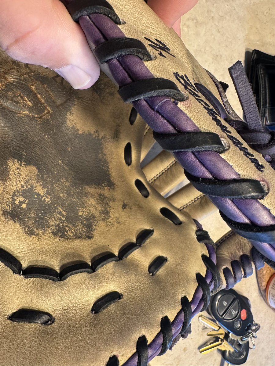 Jrdex19's tweet photo. @FixItFowler42  Awesome job on @NJ_Bachmann ‘s mitt .. Complete full relace and replaced some leather .   The 🐐of sw Ohio glove repair! https://t.co/LoZj04gceD