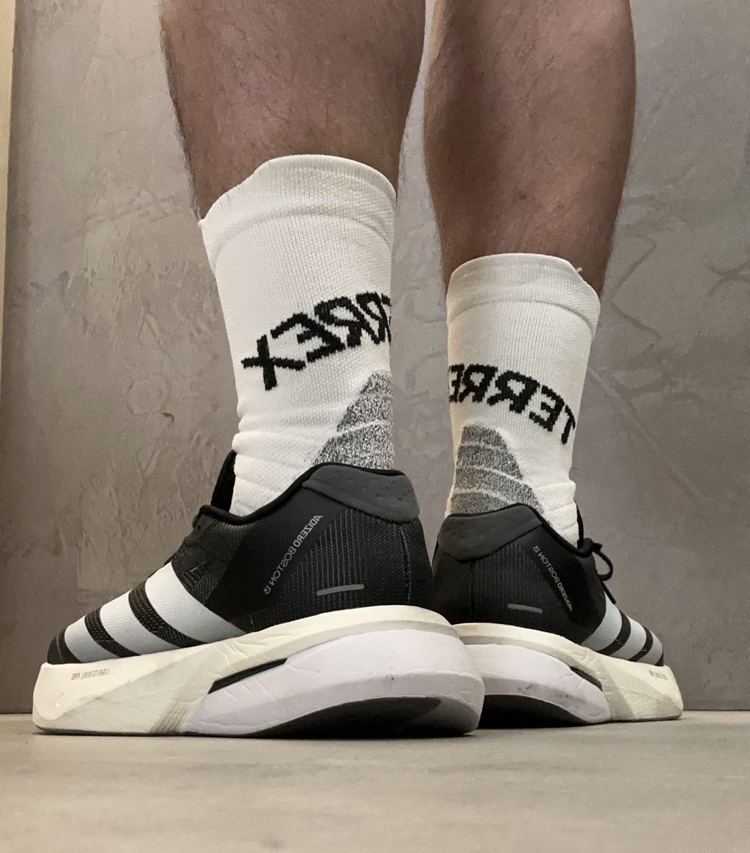 新買的襪襪
穿起來好舒服😊
#白襪 #襪控 #襪 
#WhiteSox