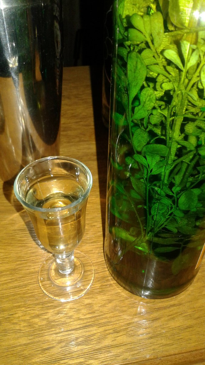 Sólo tres traguitos para que haya salud y se vaya bien lejos la mala suerte... 

Feliz Día de la Pacha!