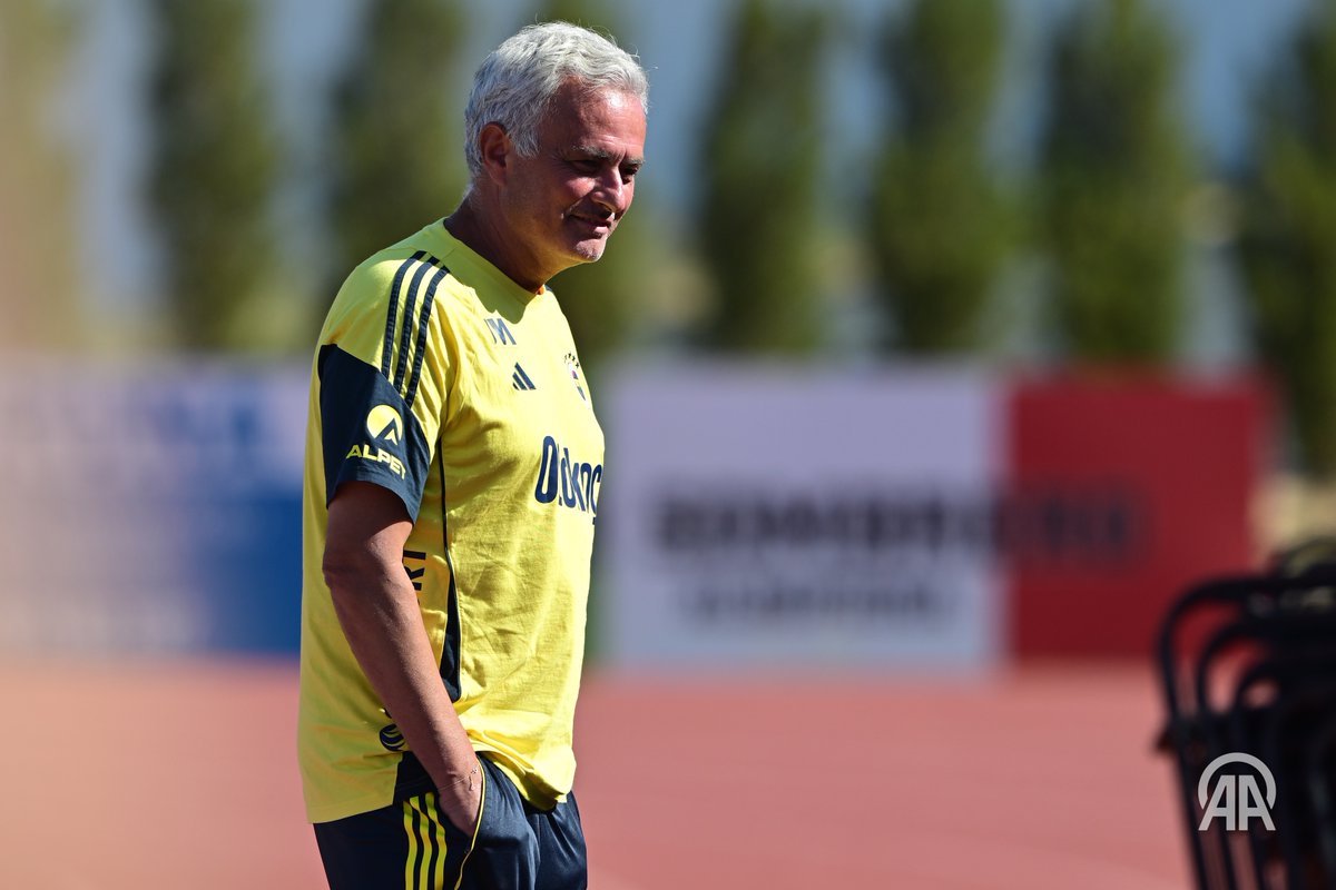 🟡🔵 Fenerbahçe'nin Feyenoord eşleşmesi için UEFA'ya bildirdiği kadro belli oldu

🧤 Kaleci: İrfan Can, Tarık, Livakovic
 
🛡️ Defans: Çağlar, Djiku, Yiğit Efe, Mert Müldür, Oosterwolde, Semedo, Skriniar, Yusuf
 
🧠 Orta saha: İsmail, Fred, İrfan Can Kahveci, Levent, Bartuğ,