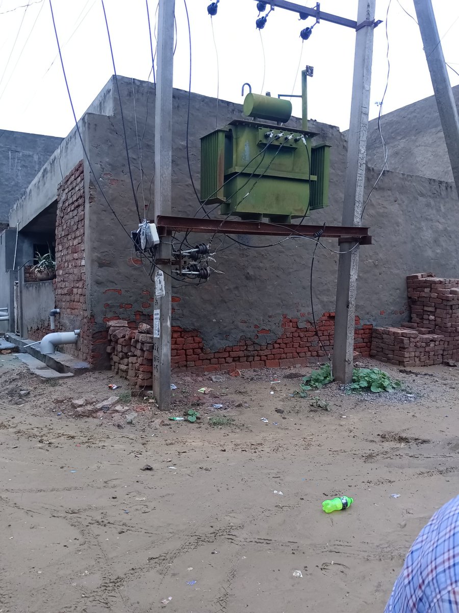 यह #विद्युत_विभाग की लापरवाही है जो बड़ी दुर्घटना को न्यौता दे रही हैं 
जमीन से ऊंचाई पर झपर नहीं होने के कारण पशु करंट के चपेट में आ सकते हैं 
रात के समय अंधेरे में कोई राहगीर व्यक्ति भी इसकी चपेट में आ सकते हैं 
लेकिन विद्युत विभाग को इससे कोई लेना देना नहीं 
<a href="/SriGanganagarDM/">Sriganganagar District Collector and Magistrate</a>