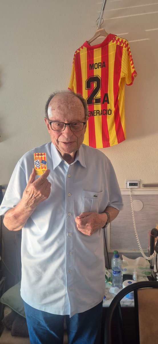 CarlesMora97's tweet photo. Doncs ja són 28 anys de quadribarrat, dels quals 17 han estat defensant la samarreta al camp.
Atrapar l'Avi no serà fàcil! 😜🔴🟡 https://t.co/pU5dKrZ5fV
