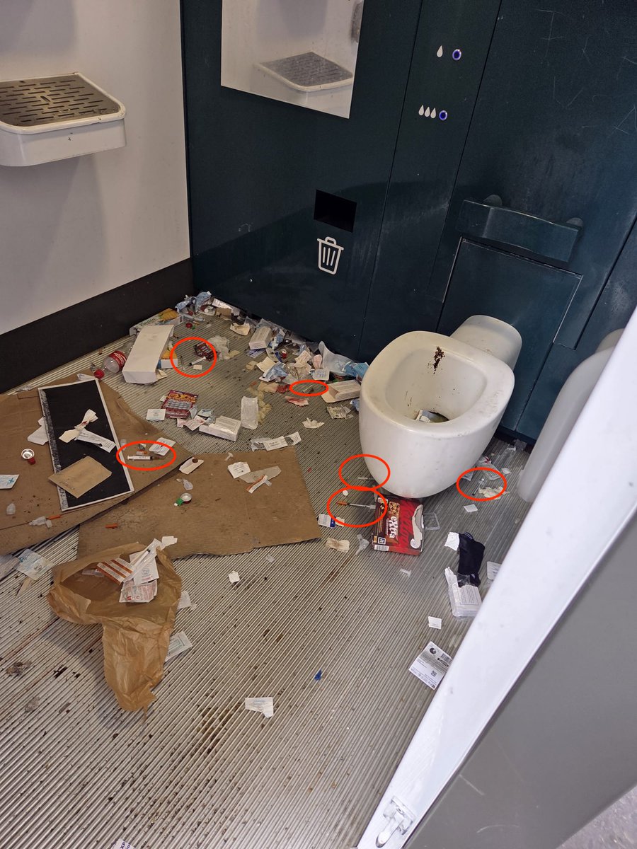 La salle de shoot bis à qlqs mètres de la salle de conso de drogues #HSA #Paris10. Un nid à virus+microbes au nom de la réduction des risques. 
Ce lieu est à la porte <a href="/HopLariboisiere/">Hôpital Lariboisière - Fernand-Widal AP-HP</a> qui suppose la salubrité.
Si les agents refusent de la nettoyer, nous les soutenons.
📸 1/8/2025