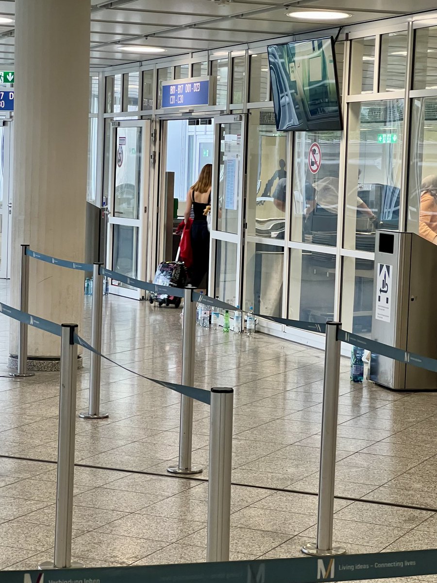 Da geht sie hin.
Mein kleines Mädchen.
Auf dem Weg nach Brisbane. 🇦🇺🦘
Ohne ihren Papa. 😳❤️
Mach‘s gut, hab tolle Erlebnisse, viel Spaß und vor allem: Look Right ➡️!!