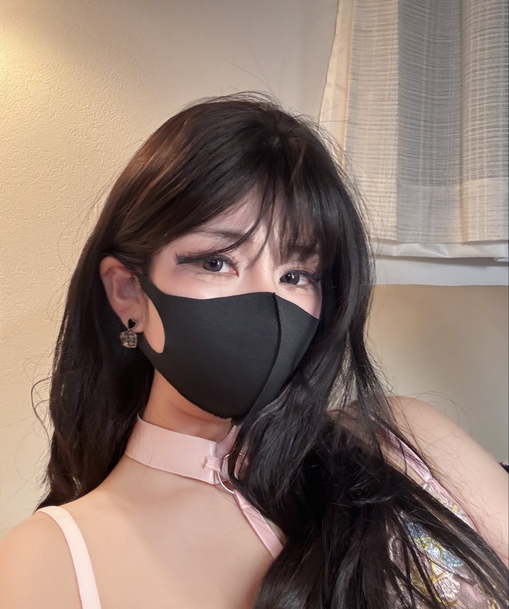 「一直叫媽媽叫不膩嗎，也可以叫姐姐喔😉」
我覺得我還蠻適合年上角色😌當然啦，比你大一歲的姐姐也算年上角色
"Bored of 'Mommy'? You could switch to 'Sis' for a chang 😉"
I totally give off  'older woman'  vibes. 😌 Even just a year older counts, doesn’t it? https://t.co/I0tyao87Pj