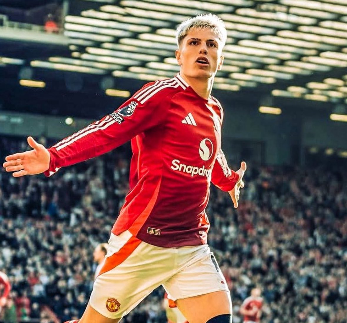 FootballLatest0's tweet photo. 🚨Breaking: Chelsea will sign a new LW this summer. The club will open talks with Man United for Alejandro Garnacho. Garnacho is keen on the move and prepared to wait. #CFC #MUFC 

Xavi Simon’s deal is full focus first then garnacho after.  ⌛️🔵 #Transfernews https://t.co/sgxCwb6zx9