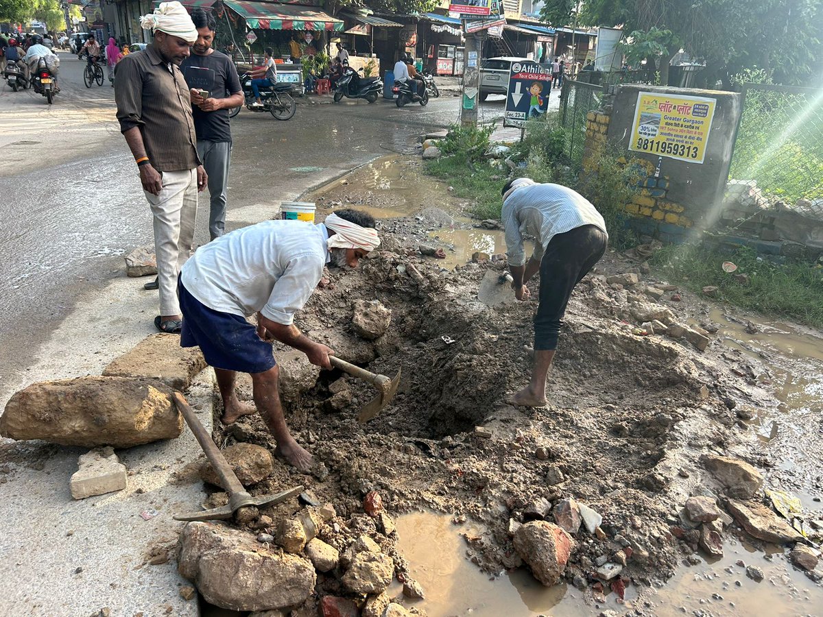 Bhawani4Gurgaon's tweet photo. #Gurugram #Sector23A के जन्मदिवस पार्क रोड पर पेयजल लाइन दुरुस्त। 300 परिवारों को पेयजल समस्या से राहत। #RDWA की तरफ से #TeamMCG का आभार। 
#WaterSupply 
@MunCorpGurugram
@cmohry @NayabSainiBJP @RaoNarbir @VipulGoelBJP @MukeshSharmaGG @DC_Gurugram @PradeepIAS_HR @diprogurugram1 https://t.co/KYD9n0U9je