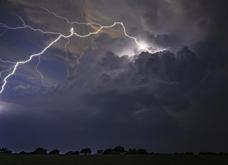 MSN's tweet image. ⚡️ Ozzy Osbourne trying to send us a sign? A single lightning bolt stretched 515 miles — from Texas to Missouri — and crossed at least three states. The longest ever recorded. ➡️ msft.it/6014sK194

#Lightning #Megaflash #WorldRecord #ExtremeWeather #TexasToMissouri