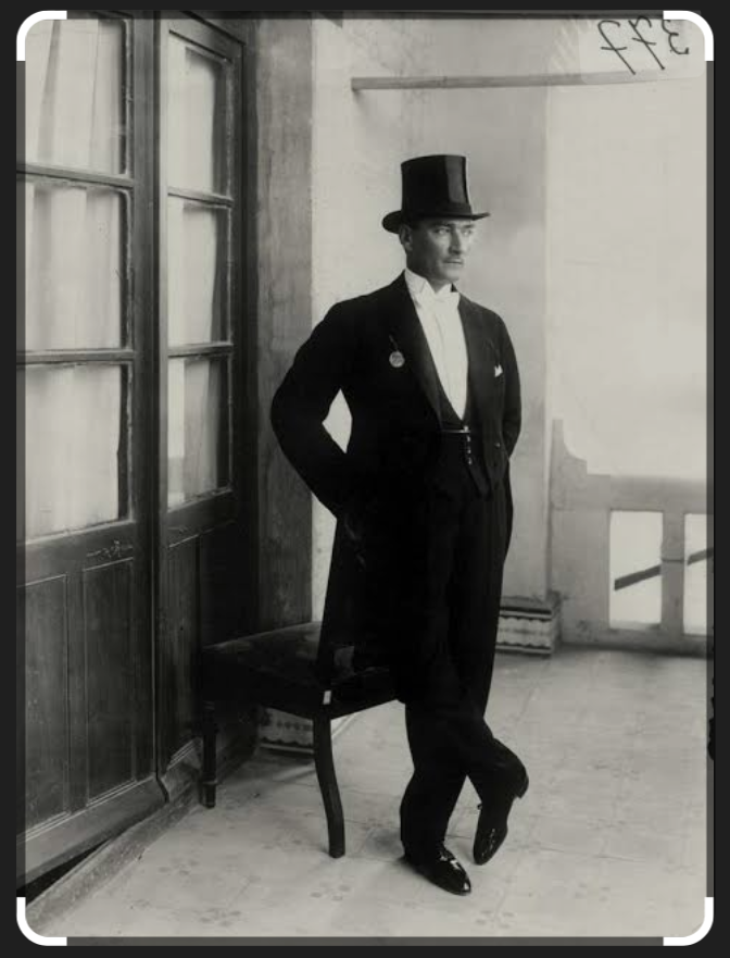 Mustafa Kemal Atatürk, the founder of the Republic of Türkiye.

Is that the outfit he's wearing Turkish?
x.com/HomerosHayyam4…