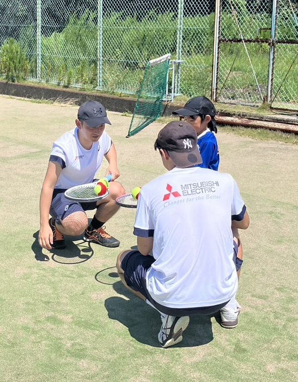 Sports__ME's tweet photo. 7/26(土)＃ファルコンズ(＠METennisFalcons)が ＃三菱電機鎌倉製作所テニスコート(神奈川県)でキッズクリニックを実施しました🎾２回目となる今回も、ボールと親しむことを目的に、ラケットを使ったボール運びや、選手とのミニゲームを行いました☺️参加したお子さんも目を輝かせて楽しんでいました✨ https://t.co/ZW4nz0ZiwJ